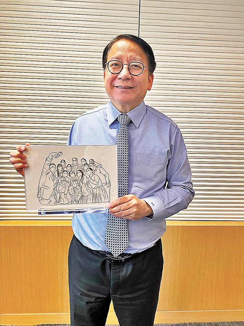 ◆陳國基展示來自同學親手繪畫的一幅圖畫。陳國基Fb圖片