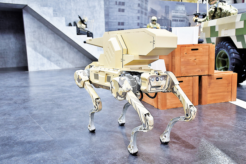 ◆行進中的「機械狗」，它的背部搭載機槍塔，可配合頭部的光電偵察探測裝置進行瞄準射擊。香港文匯報記者盧靜怡  攝