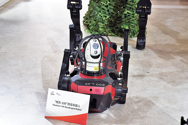 ◆「嘯天-100『機械狗』」，自重50公斤，可以負重30公斤，通過切換不同武器，執行城區等特殊環境下的不同偵察或攻擊任務。香港文匯報記者盧靜怡  攝