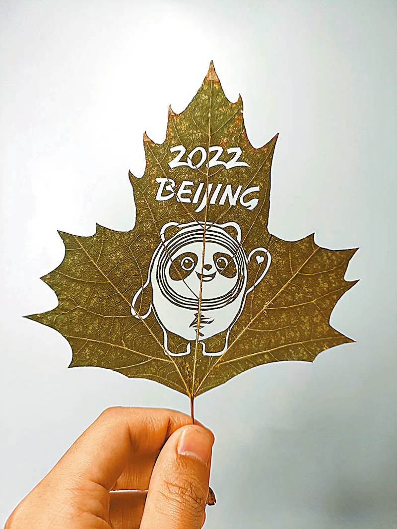 ◆ 時彥斌創作的北京冬奧會吉祥物冰墩墩。 香港文匯報記者戚紅麗  攝