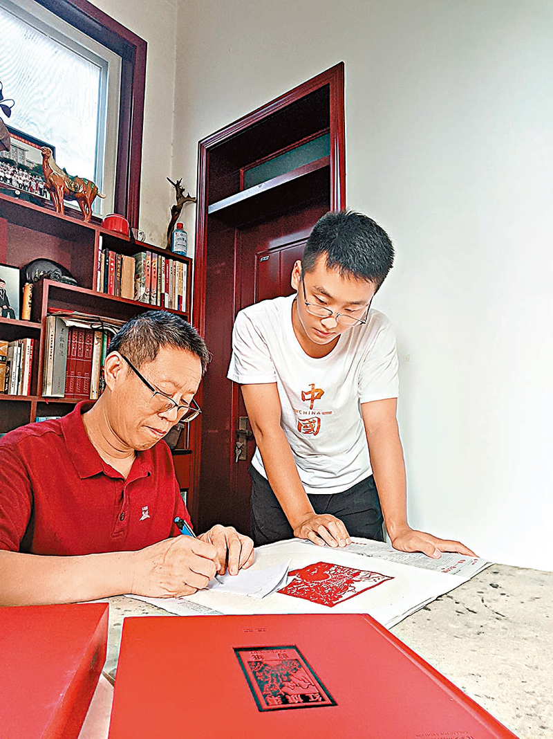 ◆ 把作品贈送給恩師。香港文匯報記者戚紅麗  攝