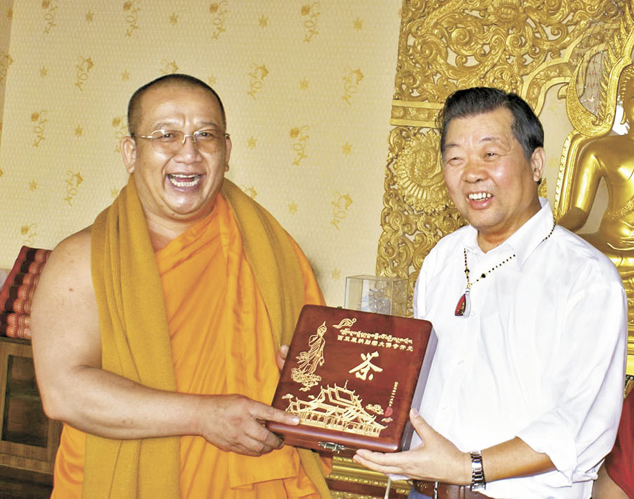 ◆2008年12月18日，大佛爺贈送開光茶予作者。 作者供圖