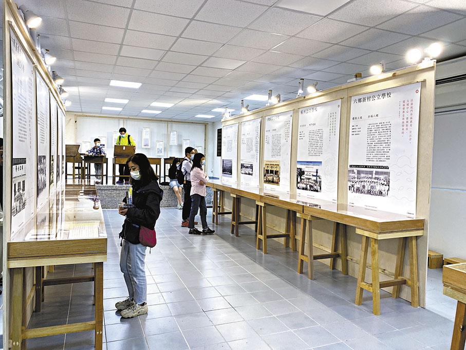 ◆展覽現場展示了十間村校的資料。