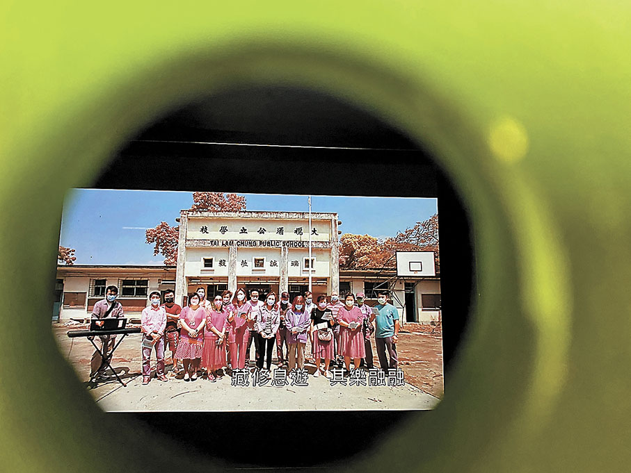 ◆舊生重臨母校歌唱校歌。