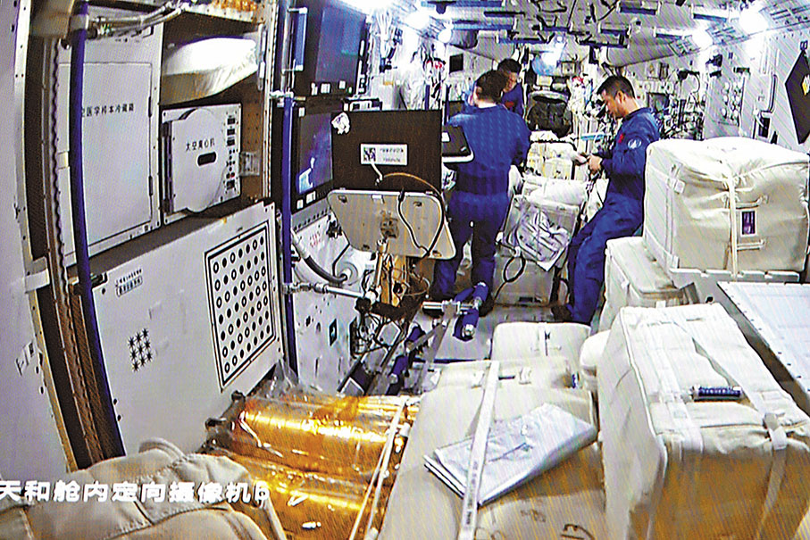 ◆中國航天員首次在太空站迎接貨運飛船來訪。圖為天舟五號與太空站組合體對接後的天和核心艙內情況。 新華社