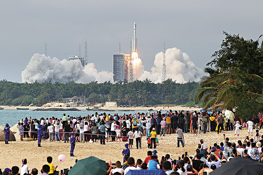 ◆11月12日10時03分，搭載天舟五號貨運飛船的長征七號遙六運載火箭，在中國文昌航天發射場準時點火發射。 中新社