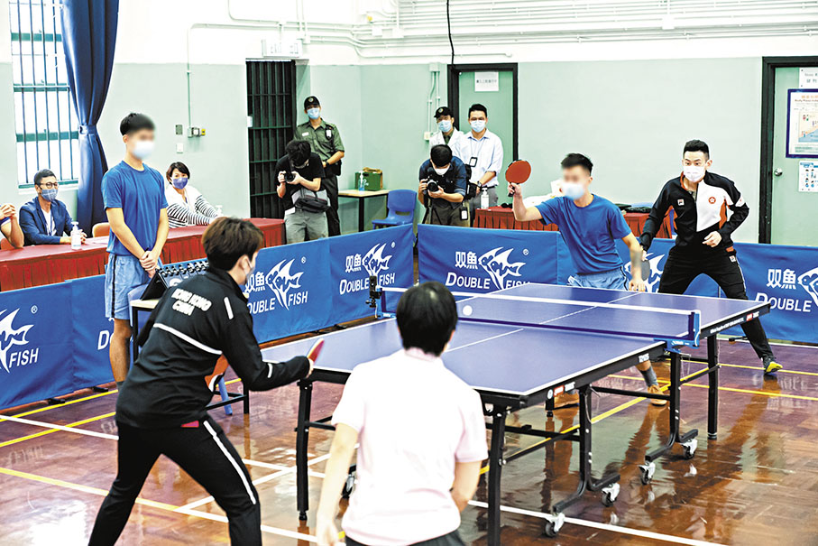 ◆ 香港乒乓球代表隊成員與青少年在囚人士進行友誼賽。 懲教署供圖
