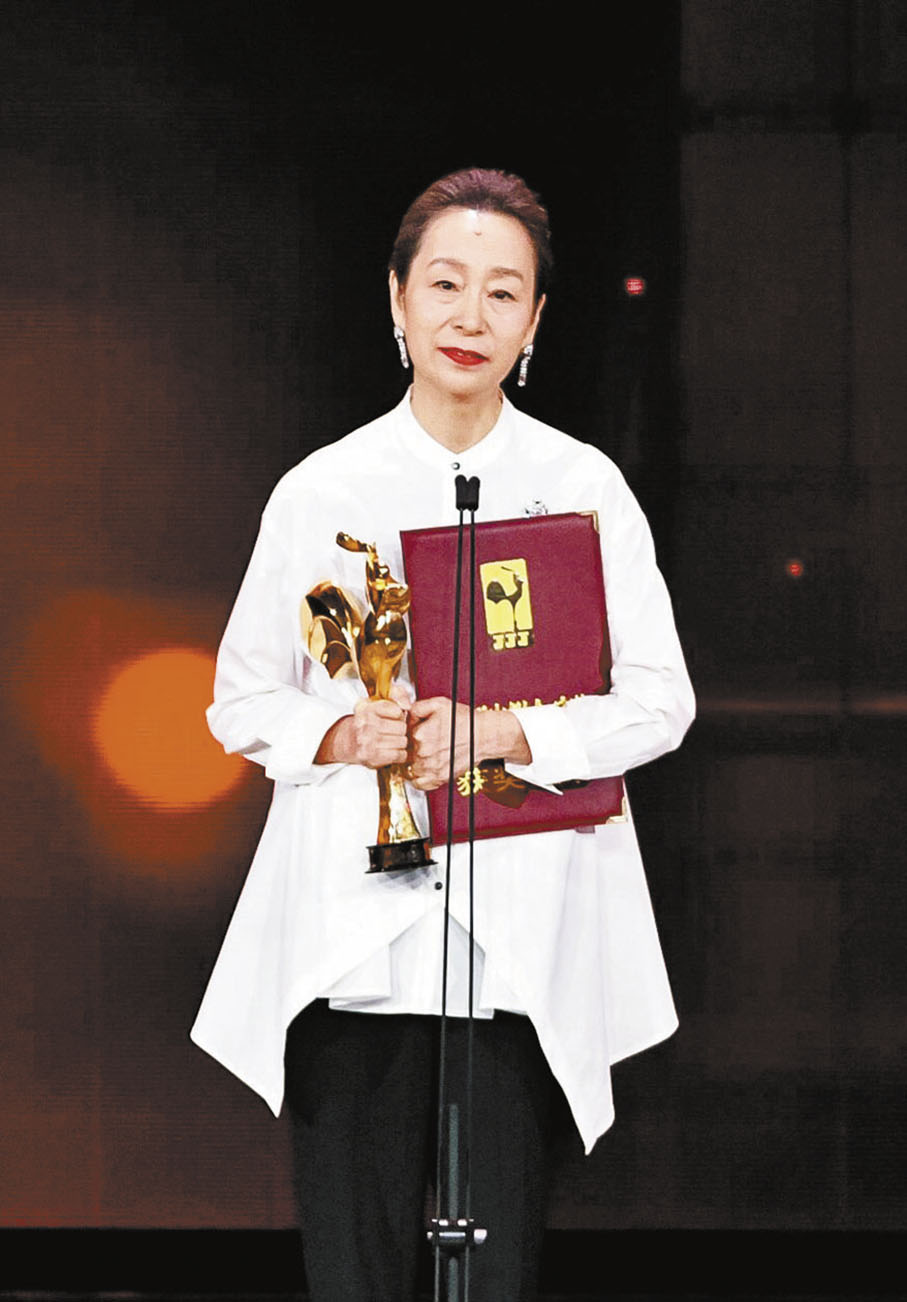 ◆奚美娟勉勵同齡人一起加油，為中國電影繼續貢獻力量。