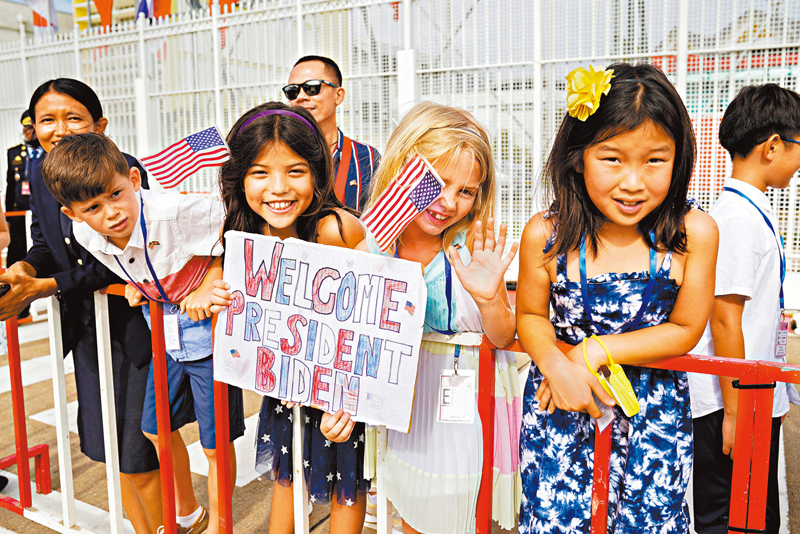 ◆駐柬美使館人員家屬舉牌歡迎拜登到埗。 路透社