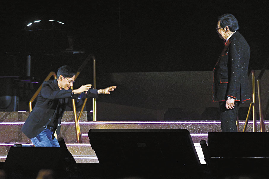 ◆學友在台上向修哥跪拜。