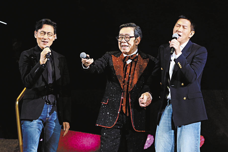 ◆學友(左)與「細佬」家輝(右)一起合唱祝賀修哥演出成功。