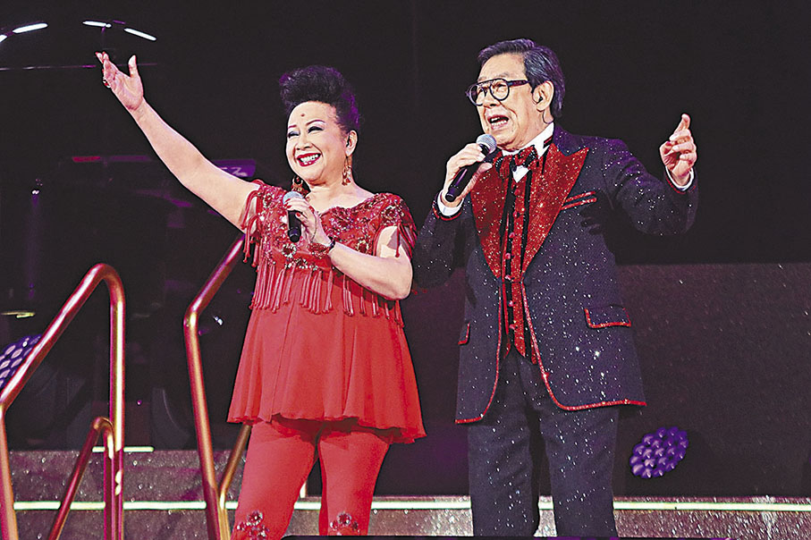 ◆家燕姐和修哥合唱。