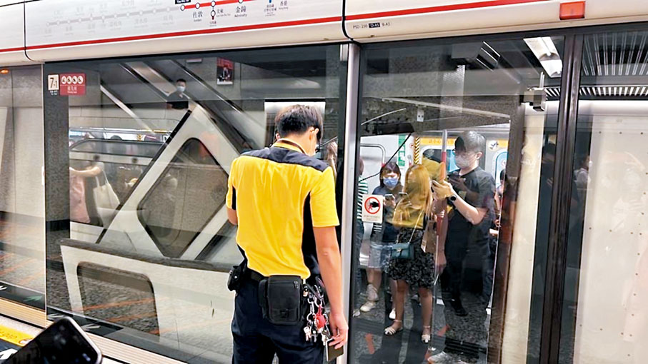 ◆ 出軌列車駛入油麻地站。 網上圖片