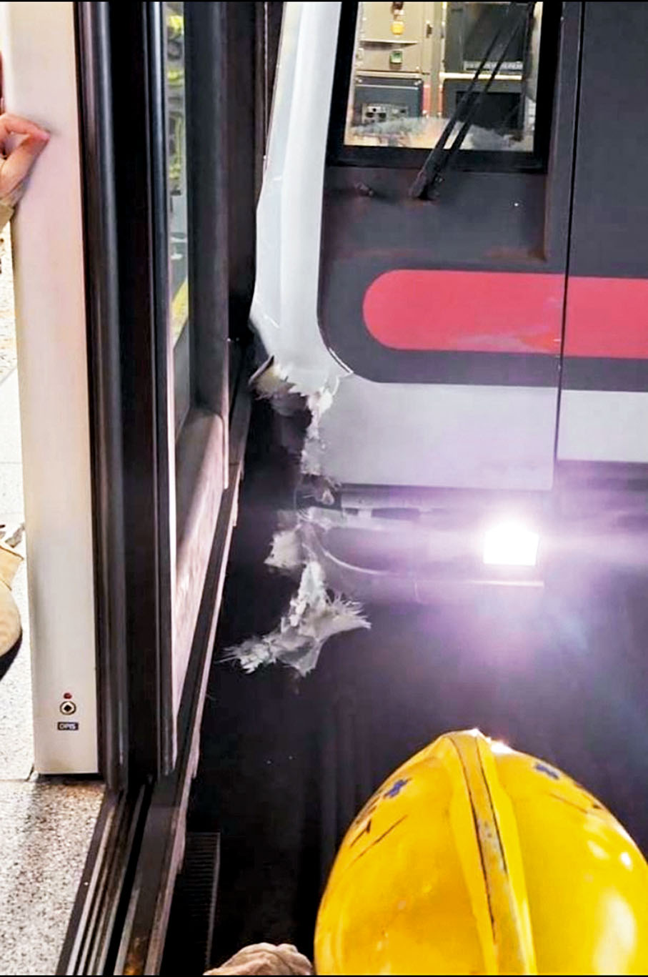 ◆列車出軌後車頭撞毀。網上圖片