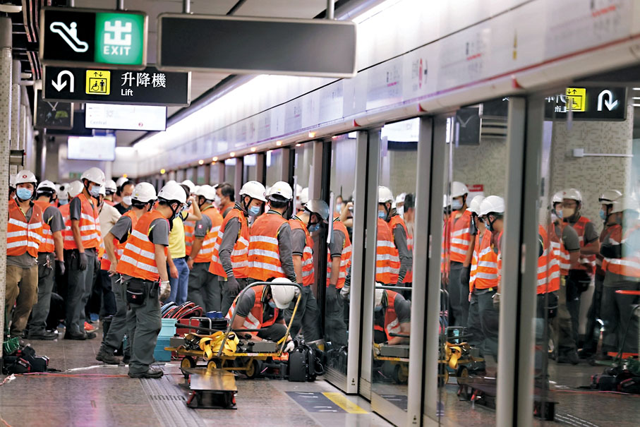 ◆ 職員到現場處理事故。 香港文匯報記者  攝