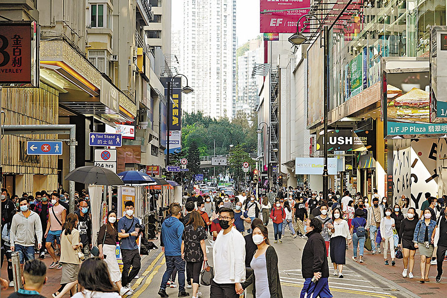 ◆ 數據顯示，香港去年離婚率為歷來新高，達62.05%。圖為市民疫下出行。 資料圖片