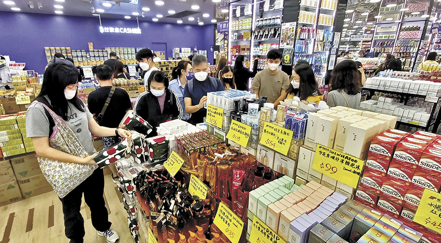 ◆陳茂波表示，市民現時生活壓力大，需要撐經濟及保就業。圖為市民購物。 資料圖片