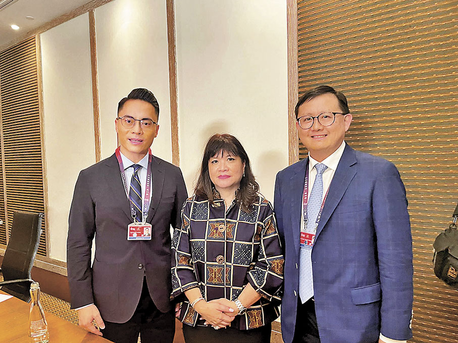 ◆黃英豪（右）、梁熙（左）與印尼B20峰會主席Shinta Kamdani（中）會面。 受訪者供圖