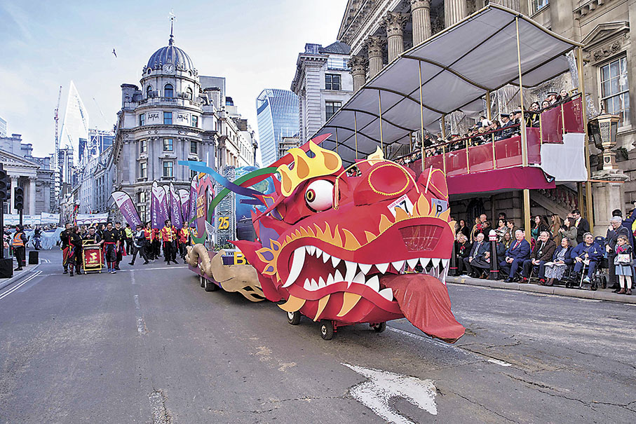 ◆香港「巨龍」花車穿梭倫敦街頭。
