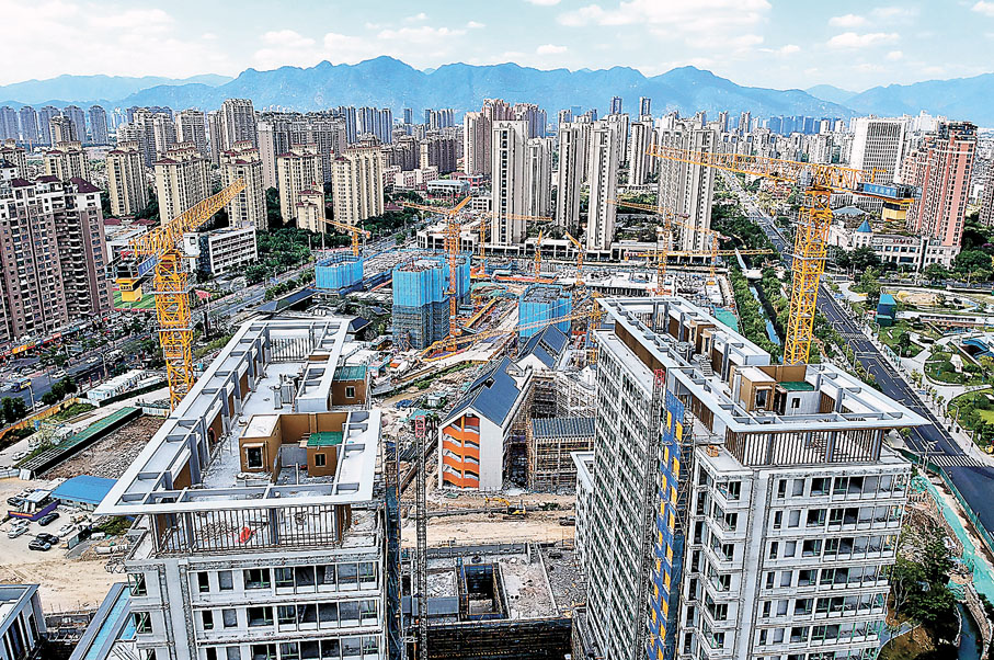 ◆中央持續打出政策組合拳支持內地樓市。人行和銀保監會推出金融支持房地產市場平穩健康發展的16條措施，為樓市實施更為全面的金融支持。圖為福州一處在建樓盤。 資料圖片