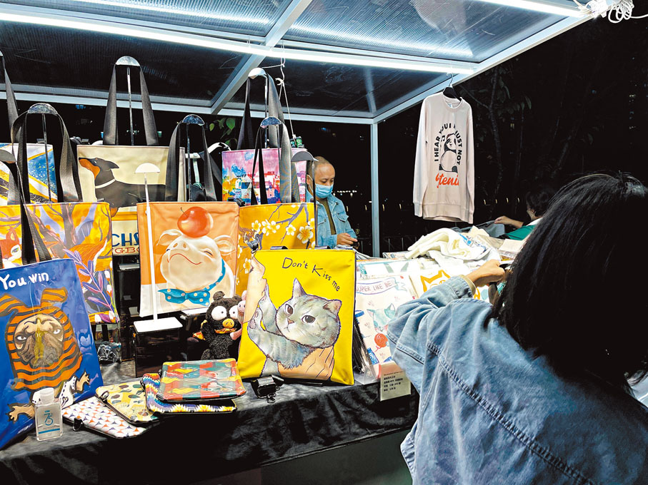 ◆ 插畫衛衣包包的攤主稱不開網店只擺攤做線下。