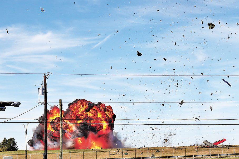 ◆兩機相撞後墮地爆炸，大量碎片橫飛。 美聯社