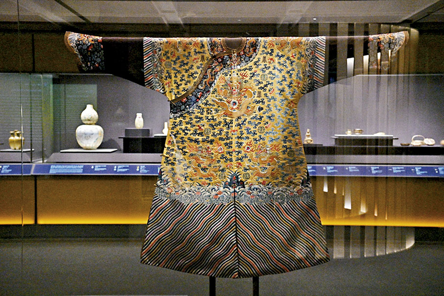 ◆ 為了爭奪皇位，帝王家中弒父母殺兄弟的血案特別多。圖為清朝皇帝的龍袍。 資料圖片