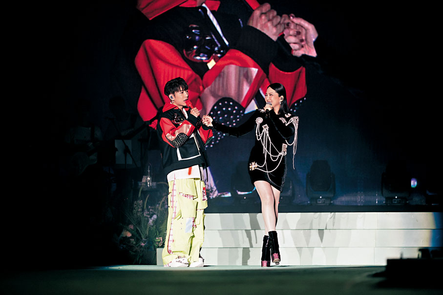 ◆洪嘉豪拖衛蘭表達謝意。