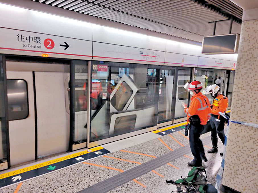 ◆ 港鐵前日發生出軌「甩門」事故，但根據指引，火災及冒煙才需要在車尾的緊急逃生通道疏散乘客。 資料圖片