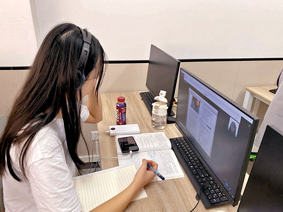 ◆種種防疫措施中，對學生影響最大的無疑是停止實體課。圖為港生上網課。 資料圖片