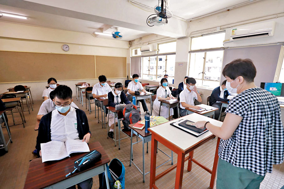 ◆李耀庭說，直至恢復面授課堂才發現，約半數同學是新面孔。圖為香港一中學復課。 資料圖片