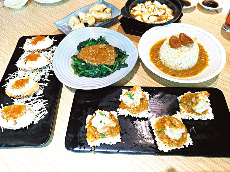◆「蟹粉香撲．心之緻作」蟹粉佳餚，如鮑魚蟹粉撈飯、蟹粉蝦球鍋巴、蟹粉豆腐煲及蟹粉豆苗等，另可散叫葱油餅。