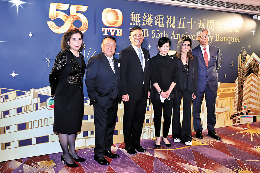 ◆主席許濤（左三）與TVB一眾高層列席。