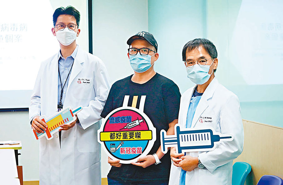 ◆ 屯門醫院兒童及青少年科顧問醫生袁志立（左）和部門主管黃立明（右）、欣欣的父親李先生（中）呼籲家長盡快帶兒童接種新冠疫苗及流感疫苗。 香港文匯報記者郭木又 攝