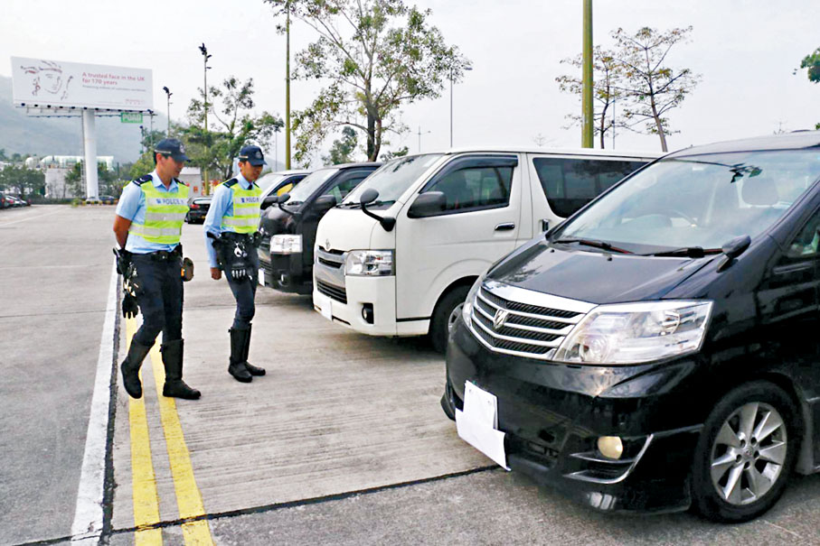 ◆ 吳坤成期望政府加強執法，並研究修例檢控白牌車。圖為警方早年的執法行動中，扣查多輛白牌車。 資料圖片