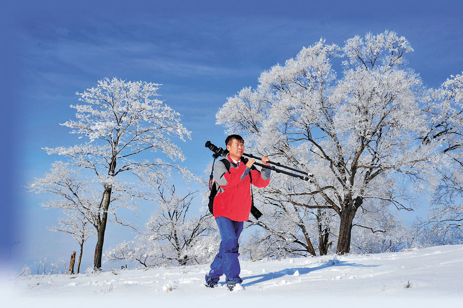◆ 周繇在吉林通化縣大安鎮四方山考察植物。 受訪者供圖
