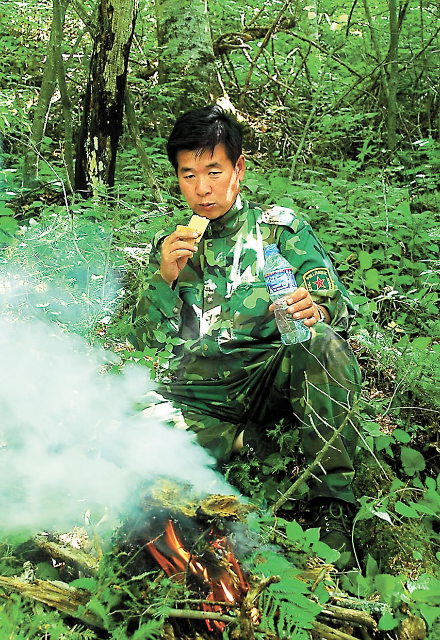 ◆周繇在賀蘭山考察時以餅乾充飢。受訪者供圖