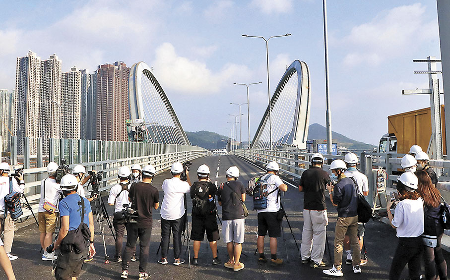 ◆將軍澳至藍田隧道以及將軍澳跨灣連接路（大橋）將於下月11日通車。 香港文匯報記者北山彥  攝