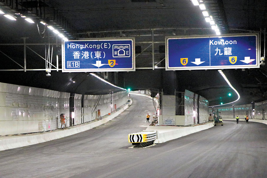 ◆將藍隧道內須選擇往香港或九龍方向的行車線。 香港文匯報記者北山彥  攝