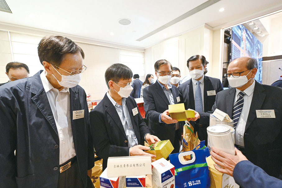 ◆ 嘉賓參觀吉港兩地的名優特色產品並進行熱烈討論。