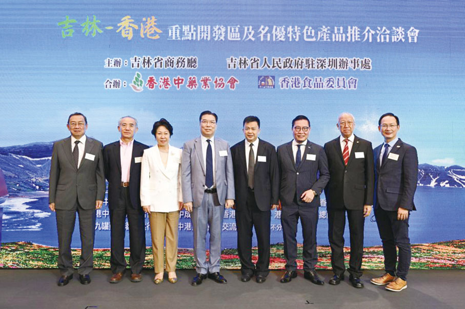 ◆ 主禮嘉賓合影留念，左起：黃光輝、李引泉、徐莉、李應生、朱喜紅、史立德、袁武、陳學鋒。