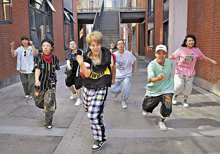 ◆街舞在中國逐漸成為全民運動。圖為河南鄭州「火玫瑰」街舞隊，成員平均年齡超過50歲。 新華社