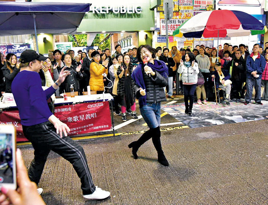 ◆龍婷在街頭表演，同樣感到快樂。