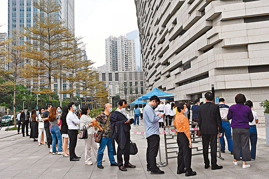 ◆11月16日,廣東省廣州市,市民在廣州圖書館前有序排隊,等待核酸檢測。 中新社