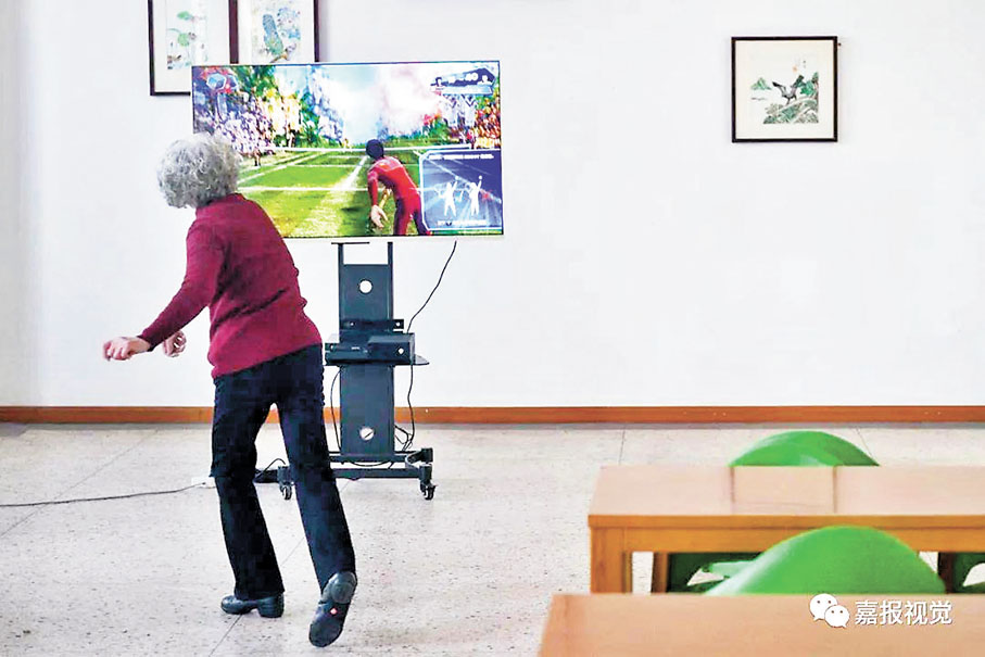 ◆胡暉奶奶在養老服務中心的智能設施上玩遊戲。 網上圖片