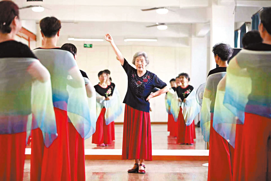 ◆胡暉奶奶（中）與她的老年舞蹈隊。受訪者供圖