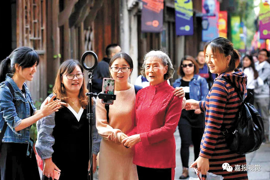 ◆84歲的胡暉奶奶被大家稱為「網紅奶奶」。網上圖片