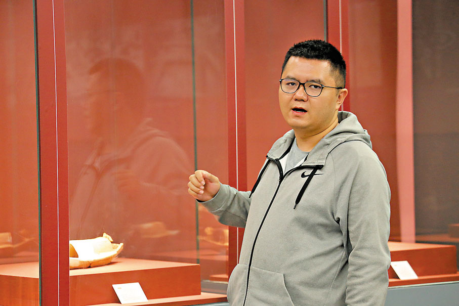 ◆袁煒正在導覽。