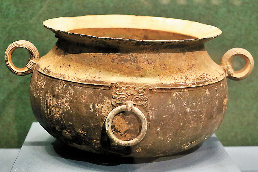 ◆貴州赫章可樂遺址273號墓出土的飾鋪首銅釜。