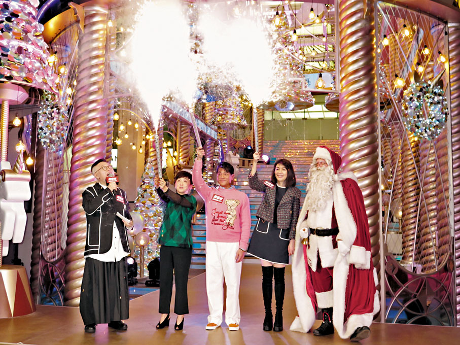 ◆城城昨晚出席海港城「我們的快樂聖誕UniChristmas 」亮燈儀式。
